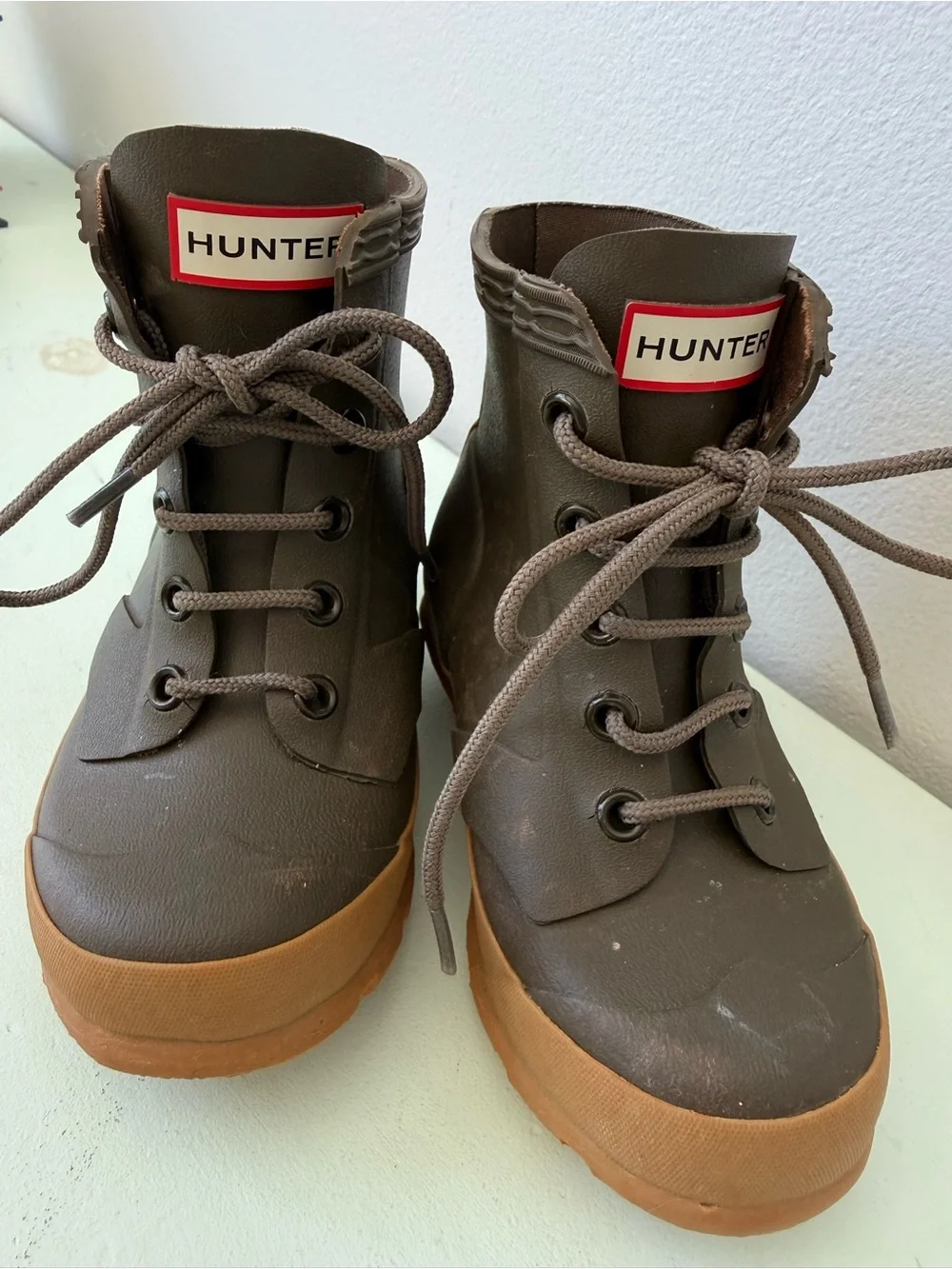 Hunter Kids Dark Gray and Tan Lace-Up Rain Boots with Gum Sole Boys 9/Girls 10